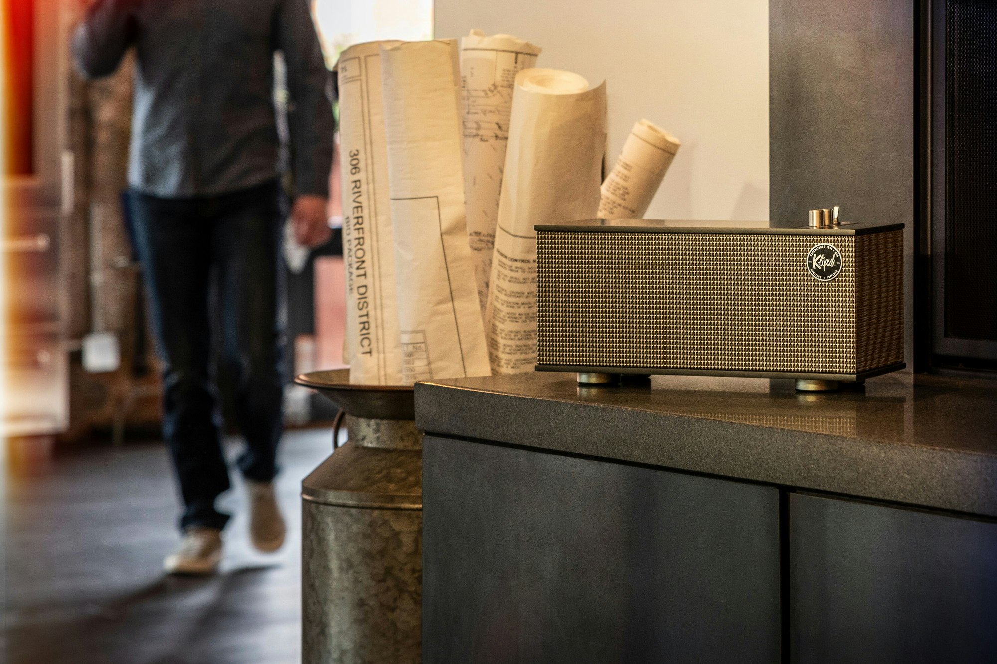 Estéreo de sobremesa Klipsch One II junto a unos planos